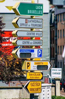 Reims şehir merkezindeki karayolu kullanıcısına bilgi sağlamak için yolun kenarına veya yukarısına dikilmiş Fransa 14 Haziran 2021 Sokak tabelası veya yol tabelası
