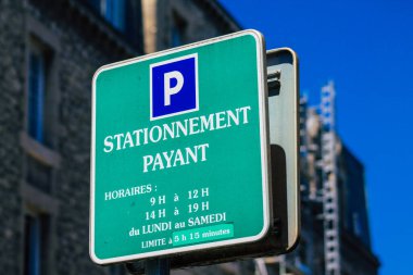 Reims şehir merkezindeki karayolu kullanıcısına bilgi sağlamak için yolun kenarına veya yukarısına dikilmiş Fransa 14 Haziran 2021 Sokak tabelası veya yol tabelası