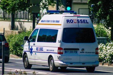 Fransa 'yı 14 Haziran 2021' de Coronavirus salgını sırasında Reims sokaklarından geçen ambulans Fransa 'yı ele geçirdi.