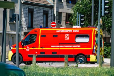 Reims 14 Haziran 2021 Coronavirus salgını sırasında Fransa 'yı vuran itfaiye aracı Reims sokaklarından geçiyor.