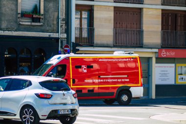 Reims 14 Haziran 2021 Coronavirus salgını sırasında Fransa 'yı vuran itfaiye aracı Reims sokaklarından geçiyor.