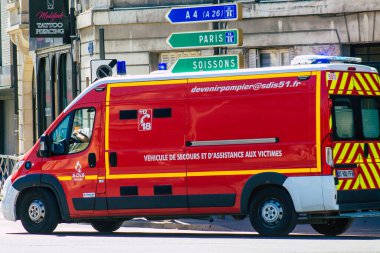 Reims 14 Haziran 2021 Coronavirus salgını sırasında Fransa 'yı vuran itfaiye aracı Reims sokaklarından geçiyor.