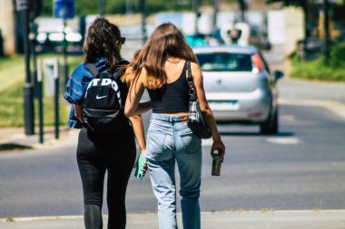 Fransa 'da 14 Haziran 2021' de Coronavirus salgını sırasında sokaklarda yürüyen yayaların sokakta maske takması zorunludur.