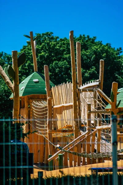 2021年6月14日 Reims市在Leo Lagrange公园入口处新建了一个木制游乐场 可供各年龄段的儿童完全安全居住 并可享受乐趣 — 图库照片