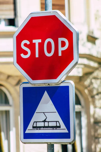 2021年6月14日 法国Reims大街路标或路标 竖立在路旁或路标之上 为Reims市中心地区的道路使用者提供信息 — 图库照片