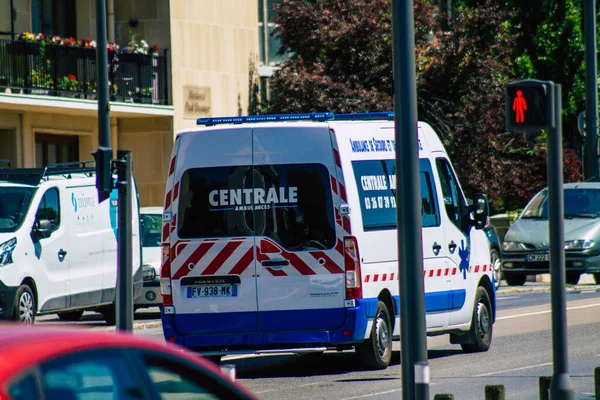 Reims Francia Junio 2021 Ambulancia Recorriendo Las Calles Reims Durante —  Fotos de Stock