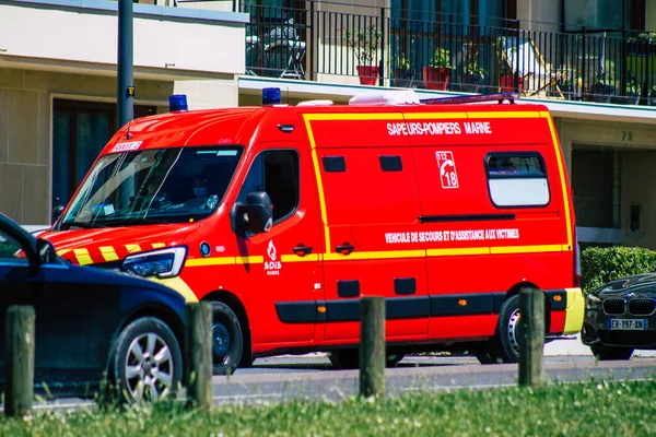 ランスフランス2021年6月14日フランスを襲ったコロナウイルス発生の間 ランスの通りを通って運転する消防車 — ストック写真