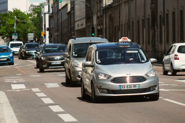 Reims salgını sırasında Reims sokaklarında araba kullanan 17 Haziran 2021 'de Fransa' yı ele geçirdi. İnsanlar kirlenmemek için bu tür taşımacılığı tercih ediyor.