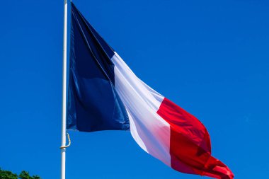 Reims şehrinin mavi gökyüzünde dalgalanan Fransız üç renkli bayrağının görüntüsü 17 Haziran 2021 'de Fransa' yı temsil ediyor.