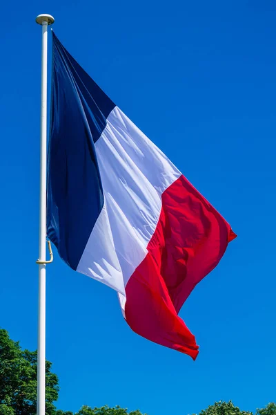 Reims França Junho 2021 Vista Bandeira Tricolor Francesa Flutuando Azul — Fotografia de Stock