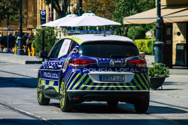 Seville İspanya 1 Temmuz 2021 İspanya 'nın güneyinde, sembolik bir şehir ve Endülüs Bölgesi' nin başkenti Sevilla caddelerinde hareket halindedir.