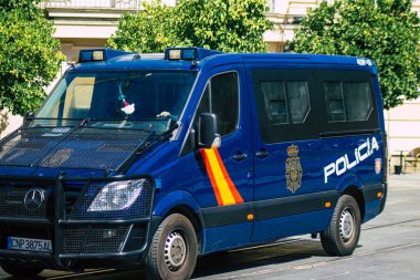 Seville İspanya 1 Temmuz 2021 İspanya 'nın güneyinde, sembolik bir şehir ve Endülüs Bölgesi' nin başkenti Sevilla caddelerinde hareket halindedir.