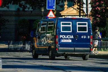 Seville İspanya 1 Temmuz 2021 İspanya 'nın güneyinde, sembolik bir şehir ve Endülüs Bölgesi' nin başkenti Sevilla caddelerinde hareket halindedir.