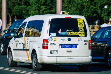 Seville İspanya 1 Temmuz 2021 Seville caddelerinden geçen Endülüs Bölgesi 'nin başkenti ve sembolik bir şehir olan Sevilla' nın güneyinde.