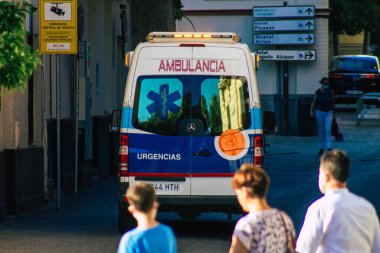 İspanya 1 Temmuz 2021 'de İspanya' nın güneyinde, sembolik bir şehir ve Endülüs Bölgesi 'nin başkenti olan Sevilla sokaklarından geçen ambulans