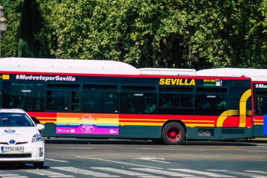 İspanya 1 Temmuz 2021 Sevilla otobüsü, İspanya 'nın güneyindeki Endülüs bölgesinin başkenti ve sembolik bir şehir olan Sevilla caddelerinden geçmektedir.