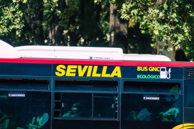 İspanya 1 Temmuz 2021 Sevilla otobüsü, İspanya 'nın güneyindeki Endülüs bölgesinin başkenti ve sembolik bir şehir olan Sevilla caddelerinden geçmektedir.