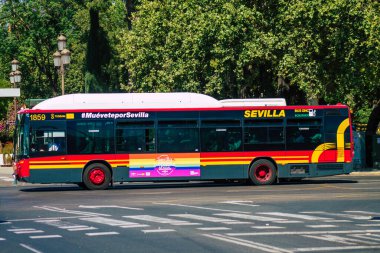 İspanya 1 Temmuz 2021 Sevilla otobüsü, İspanya 'nın güneyindeki Endülüs bölgesinin başkenti ve sembolik bir şehir olan Sevilla caddelerinden geçmektedir.