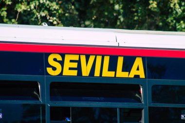 İspanya 1 Temmuz 2021 Sevilla otobüsü, İspanya 'nın güneyindeki Endülüs bölgesinin başkenti ve sembolik bir şehir olan Sevilla caddelerinden geçmektedir.