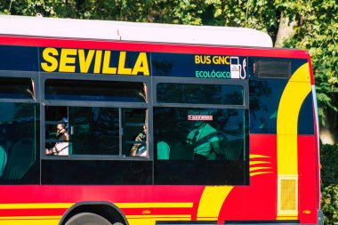 İspanya 1 Temmuz 2021 Sevilla otobüsü, İspanya 'nın güneyindeki Endülüs bölgesinin başkenti ve sembolik bir şehir olan Sevilla caddelerinden geçmektedir.