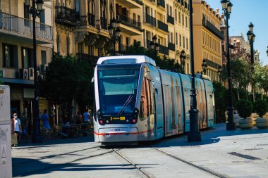 Seville İspanya 01 Temmuz 2021 İspanya 'nın güneyinde, sembolik bir şehir ve Endülüs Bölgesi' nin başkenti olan Seville sokaklarından geçen yolcular için modern elektrik tramvayı