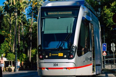 Seville İspanya 01 Temmuz 2021 İspanya 'nın güneyinde, sembolik bir şehir ve Endülüs Bölgesi' nin başkenti olan Seville sokaklarından geçen yolcular için modern elektrik tramvayı