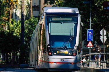 Seville İspanya 01 Temmuz 2021 İspanya 'nın güneyinde, sembolik bir şehir ve Endülüs Bölgesi' nin başkenti olan Seville sokaklarından geçen yolcular için modern elektrik tramvayı