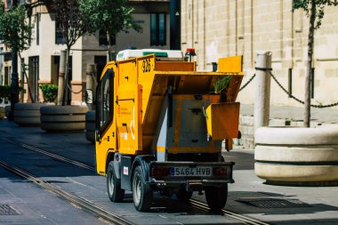Sevilla İspanya 1 Temmuz 2021 Seville caddelerinden geçen çöp arabası, sembolik bir şehir ve İspanya 'nın güneyindeki Endülüs bölgesinin başkenti.