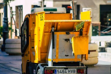 Sevilla İspanya 1 Temmuz 2021 Seville caddelerinden geçen çöp arabası, sembolik bir şehir ve İspanya 'nın güneyindeki Endülüs bölgesinin başkenti.