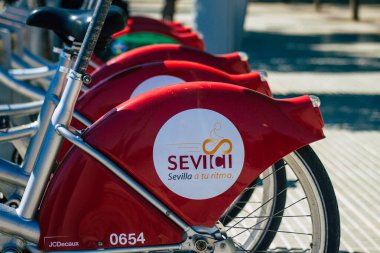 Sevilla İspanya 1 Temmuz 2021 Kısa süreler için kiralanabilir bisikletler, genellikle birkaç saatliğine sokakta ve Seville toplu taşıma sisteminin bir parçası olarak