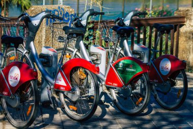 Sevilla İspanya 1 Temmuz 2021 Kısa süreler için kiralanabilir bisikletler, genellikle birkaç saatliğine sokakta ve Seville toplu taşıma sisteminin bir parçası olarak