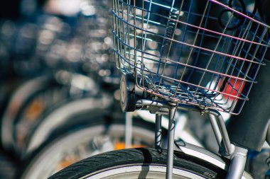 Sevilla İspanya 1 Temmuz 2021 Kısa süreler için kiralanabilir bisikletler, genellikle birkaç saatliğine sokakta ve Seville toplu taşıma sisteminin bir parçası olarak