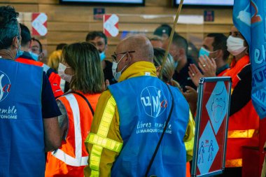 Paris Fransa 1 Temmuz 2021 Orly havaalanında grevciler, kontrol gişelerini ve Terminal 3 'ün girişini engelliyor, bu grev ücret taleplerini hedefliyor.