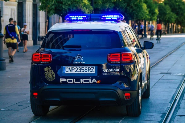 セビリアスペイン2021年7月1日スペイン南部の象徴的な都市とアンダルシア地方の首都セビリアの街を走る警察の車 — ストック写真