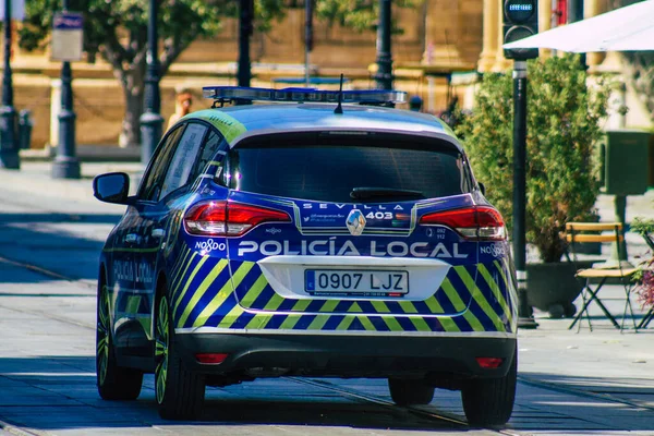 セビリアスペイン2021年7月1日スペイン南部の象徴的な都市とアンダルシア地方の首都セビリアの街を走る警察の車 — ストック写真