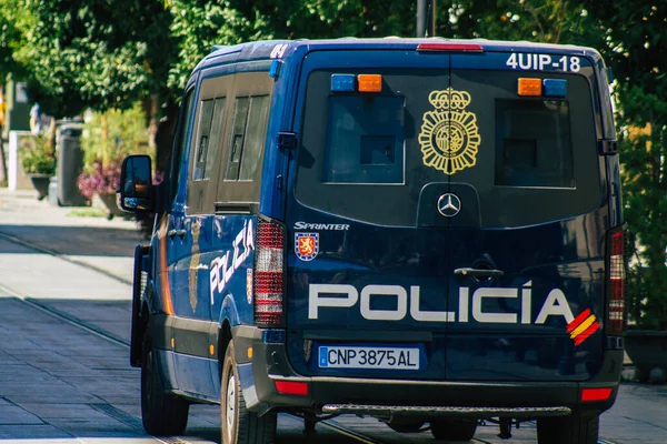 2021年7月1日在西班牙南部象征城市塞维利亚和安达卢西亚地区首府街道上行驶的警车 — 图库照片