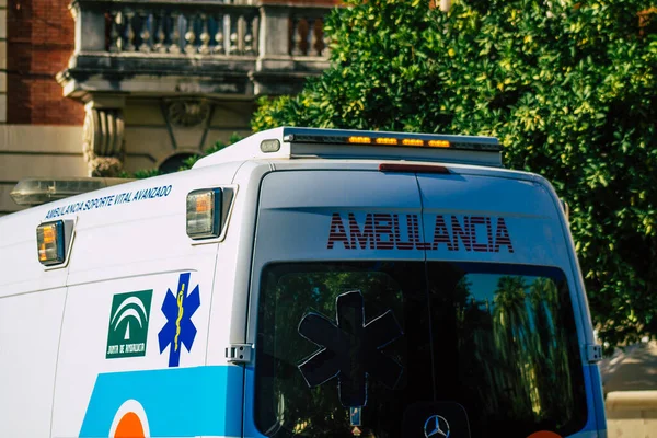 Sevilha Espanha Julho 2021 Ambulância Dirigindo Pelas Ruas Sevilha Uma — Fotografia de Stock