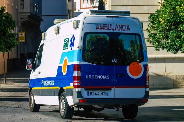 Sevilla Španělsko Července 2021 Ambulance Projíždějící Ulicemi Sevilly Symbolického Města — Stock fotografie