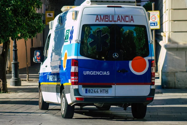 Sevilha Espanha Julho 2021 Ambulância Dirigindo Pelas Ruas Sevilha Uma — Fotografia de Stock