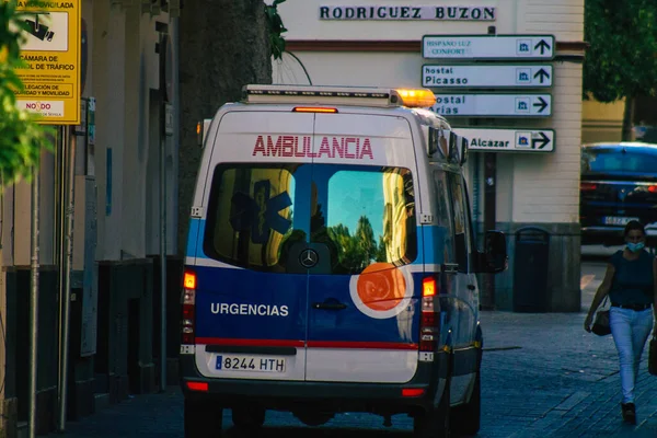 2021年7月1日 西班牙塞维利亚的救护车驶过塞维利亚的街道 塞维利亚是西班牙南部安达卢西亚地区的标志性城市和首府 — 图库照片