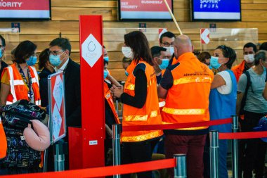 Paris Fransa 1 Temmuz 2021 Orly havaalanında grevciler, kontrol gişelerini ve Terminal 3 'ün girişini engelliyor, bu grev ücret taleplerini hedefliyor.