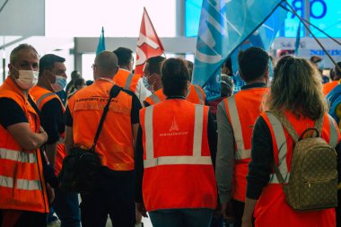 Paris Fransa 1 Temmuz 2021 Orly havaalanında grevciler, kontrol gişelerini ve Terminal 3 'ün girişini engelliyor, bu grev ücret taleplerini hedefliyor.
