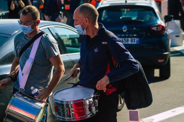 Paris Fransa 1 Temmuz 2021 Orly havaalanında grevciler, kontrol gişelerini ve Terminal 3 'ün girişini engelliyor, bu grev ücret taleplerini hedefliyor.