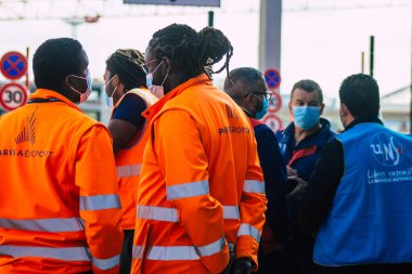 Paris Fransa 1 Temmuz 2021 Orly havaalanında grevciler, kontrol gişelerini ve Terminal 3 'ün girişini engelliyor, bu grev ücret taleplerini hedefliyor.