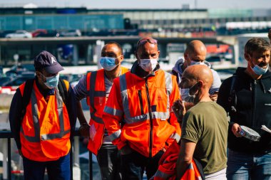 Paris Fransa 1 Temmuz 2021 Orly havaalanında grevciler, kontrol gişelerini ve Terminal 3 'ün girişini engelliyor, bu grev ücret taleplerini hedefliyor.