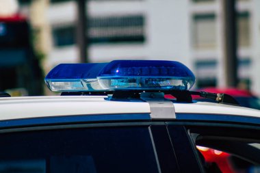 Seville İspanya 2 Temmuz 2021 İspanya 'nın güneyinde, sembolik bir şehir ve Endülüs bölgesinin başkenti Sevilla sokaklarında devriye gezen polis arabası.