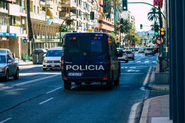 Seville İspanya 2 Temmuz 2021 İspanya 'nın güneyinde, sembolik bir şehir ve Endülüs bölgesinin başkenti Sevilla sokaklarında devriye gezen polis arabası.