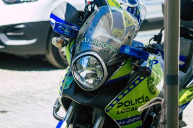 Seville İspanya 2 Temmuz 2021 İspanya 'nın güneyinde, sembolik bir şehir olan Seville sokaklarına ve Endülüs bölgesinin başkentine park etmiş bir motosiklet.