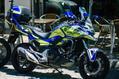 Seville İspanya 2 Temmuz 2021 İspanya 'nın güneyinde, sembolik bir şehir olan Seville sokaklarına ve Endülüs bölgesinin başkentine park etmiş bir motosiklet.