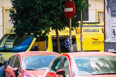 Sevilla İspanya 2 Temmuz 2021 Seville caddelerinden geçen ambulans, sembolik bir şehir ve İspanya 'nın güneyindeki Endülüs bölgesinin başkenti.